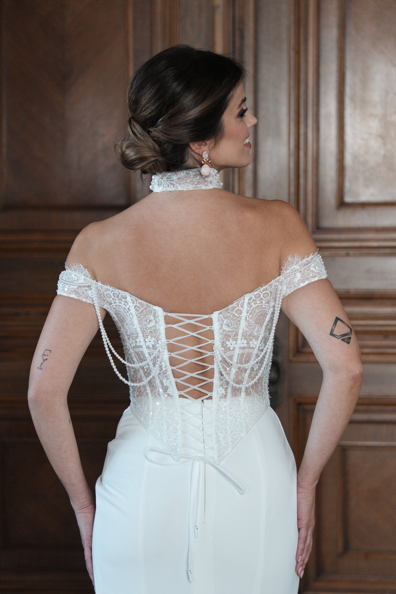 hochzeitsrausch Brautmoden - Elegantes Brautkleid mit Spitzenrücken und Schnürung, ideal für eine magische Hochzeit