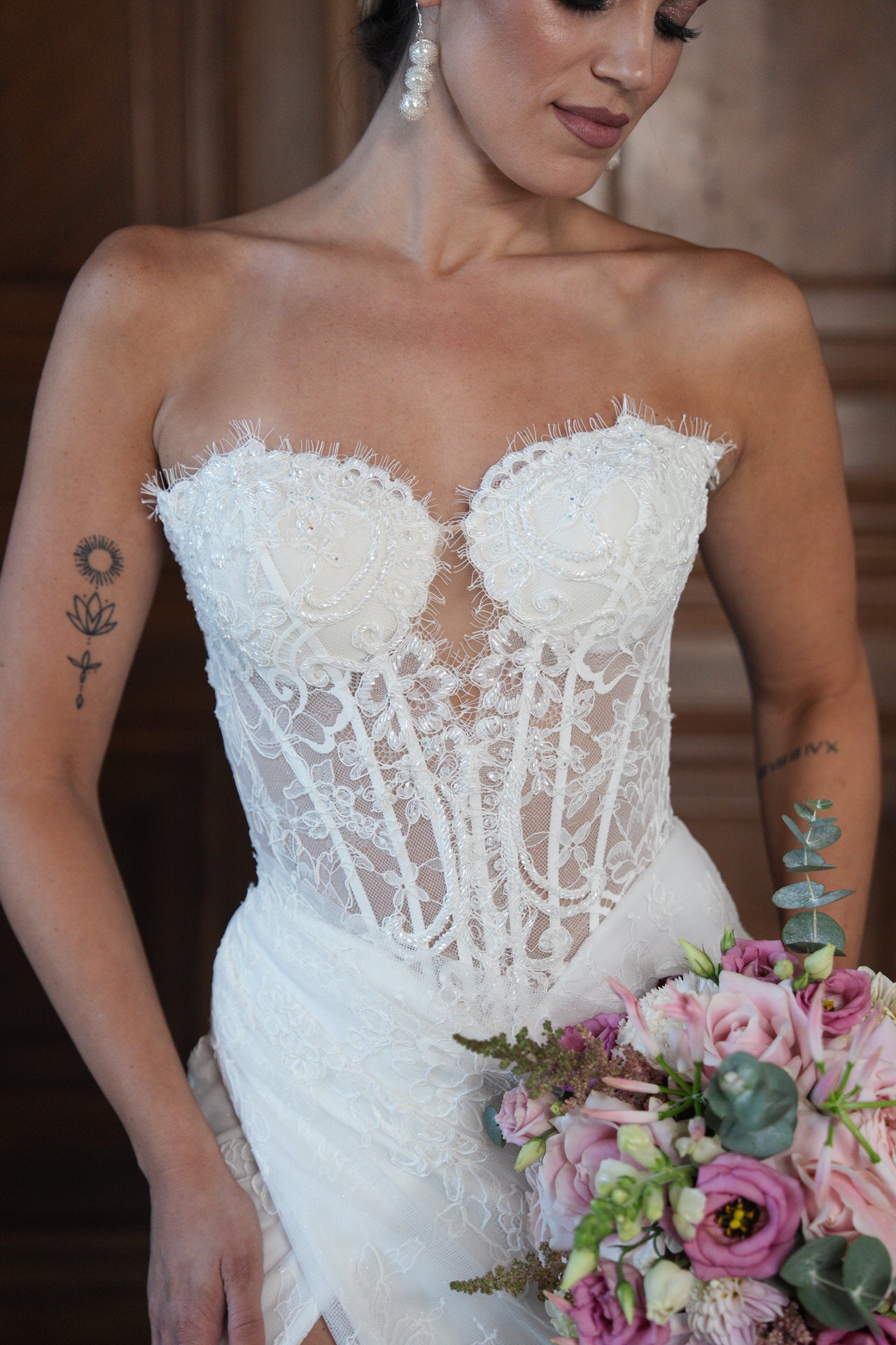 hochzeitsrausch Brautmoden - Brautkleid mit herzförmigem Spitzenoberteil und floralen Details, elegantes Hochzeitsdesign