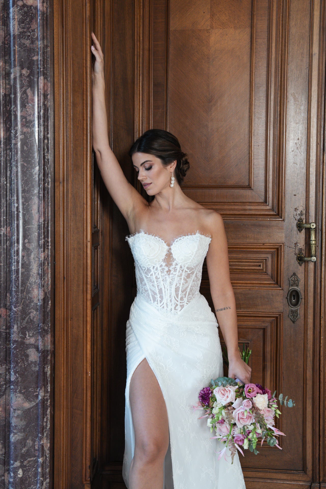 hochzeitsrausch Brautmoden - Brautkleid mit Spitzenkorsett und hohem Beinschlitz, romantisch mit Blumenstrauß