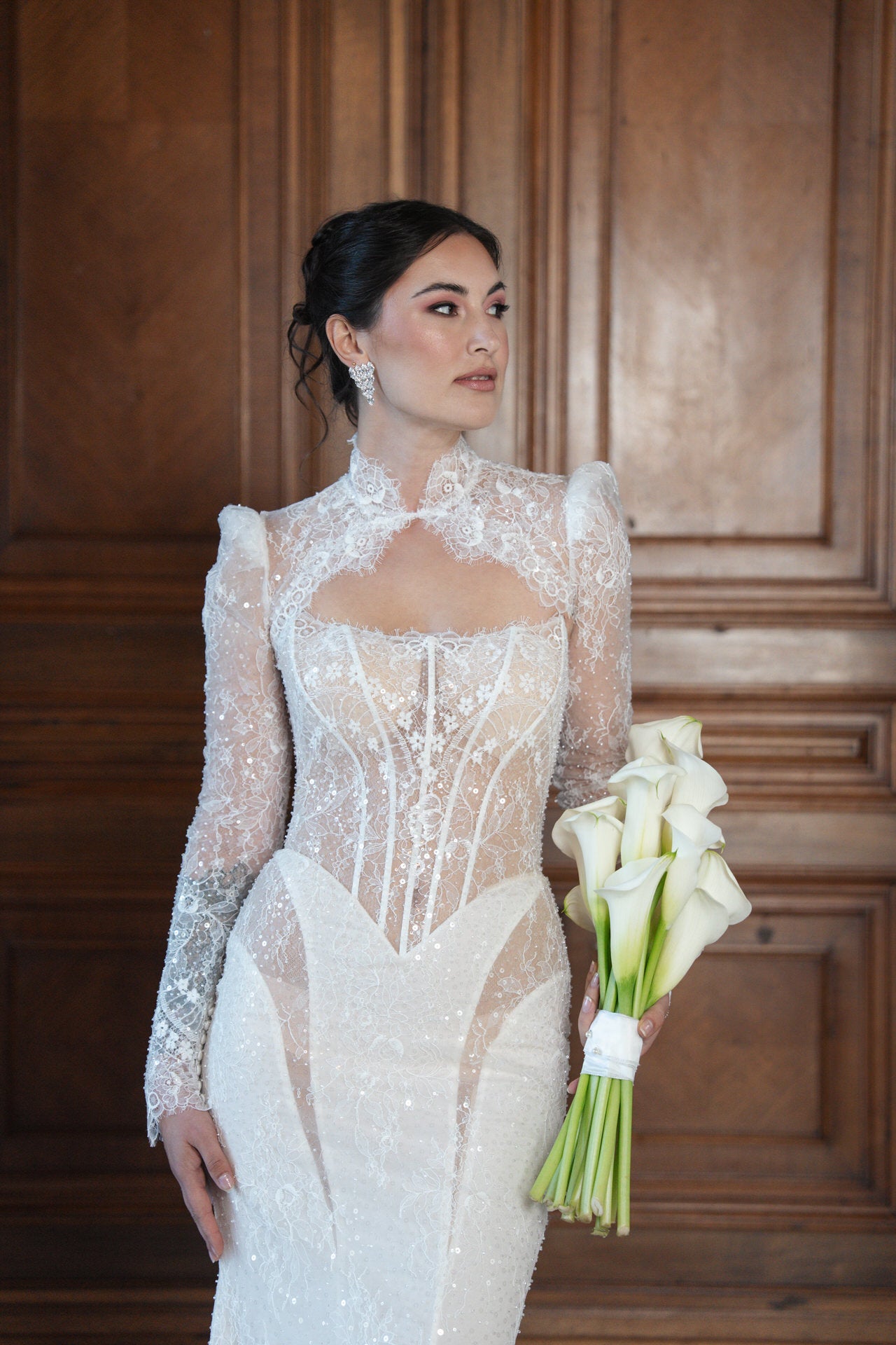 hochzeitsrausch Brautmoden - Elegantes Brautkleid mit Spitzen und hohem Kragen, ideal für eine stilvolle Hochzeit