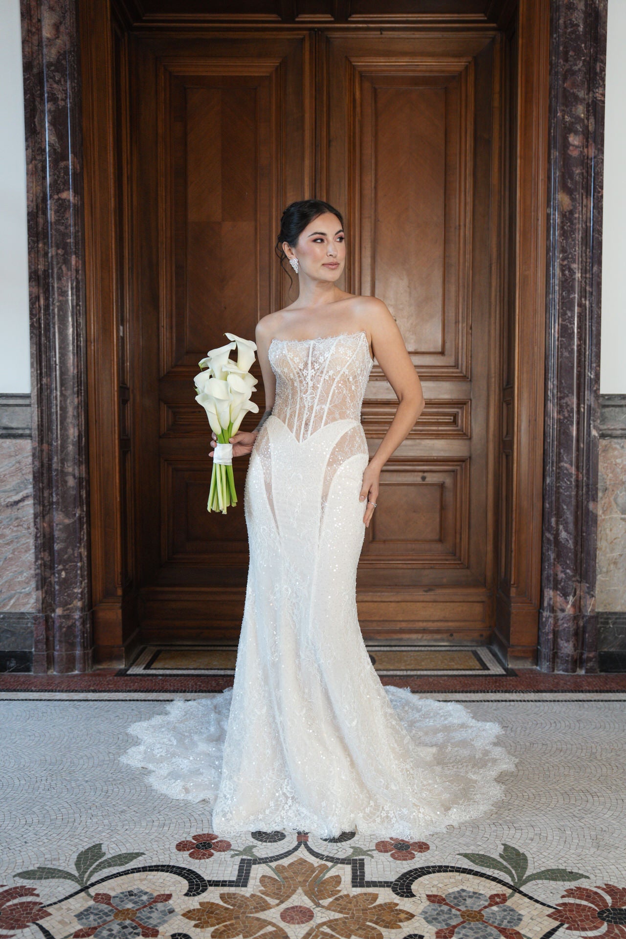 hochzeitsrausch Brautmoden - Elegantes Brautkleid mit transparenten Einsätzen und Herzausschnitt, glamouröses Design