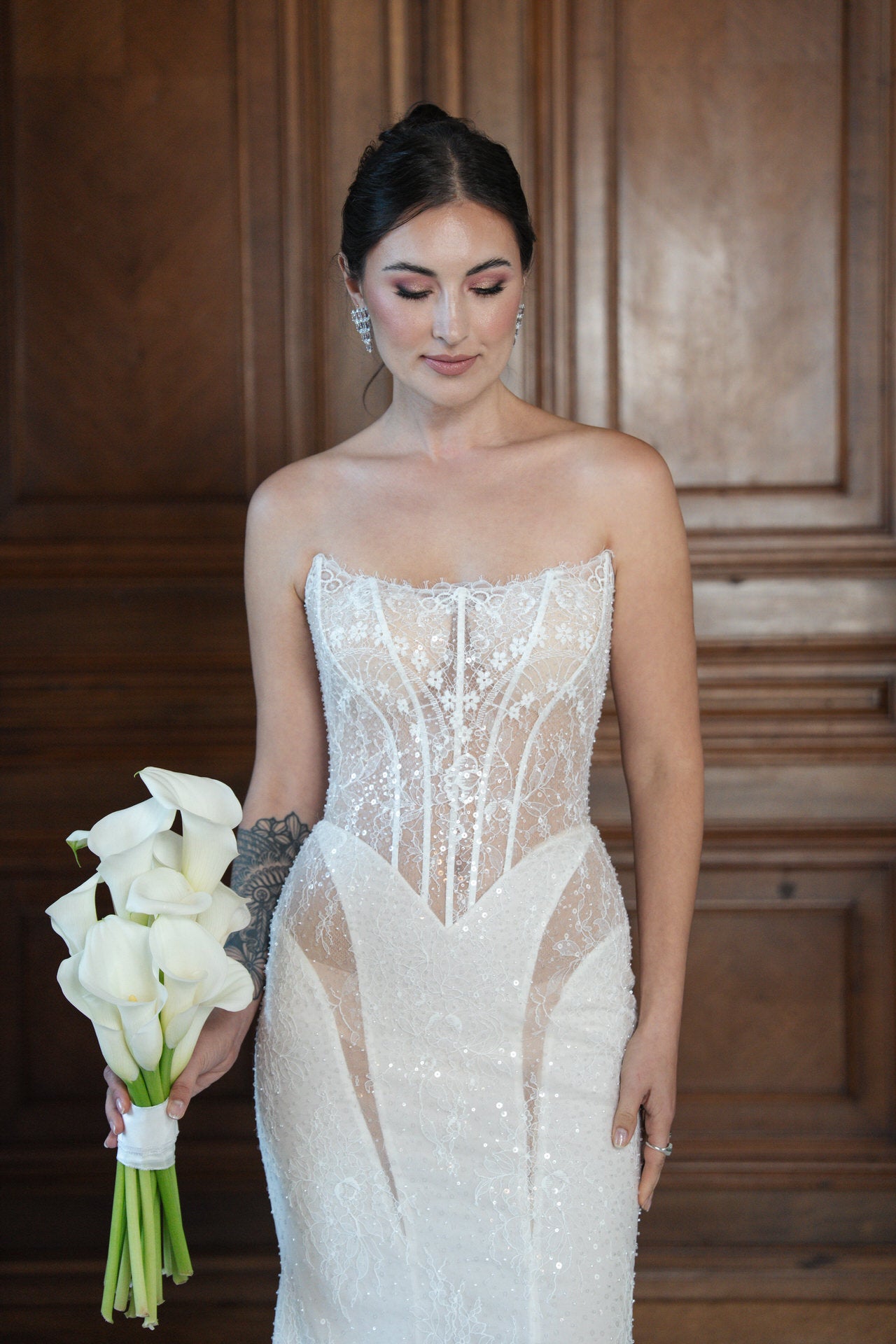 hochzeitsrausch Brautmoden - Elegantes Brautkleid mit transparentem Spitzenoberteil und schulterfreiem Design