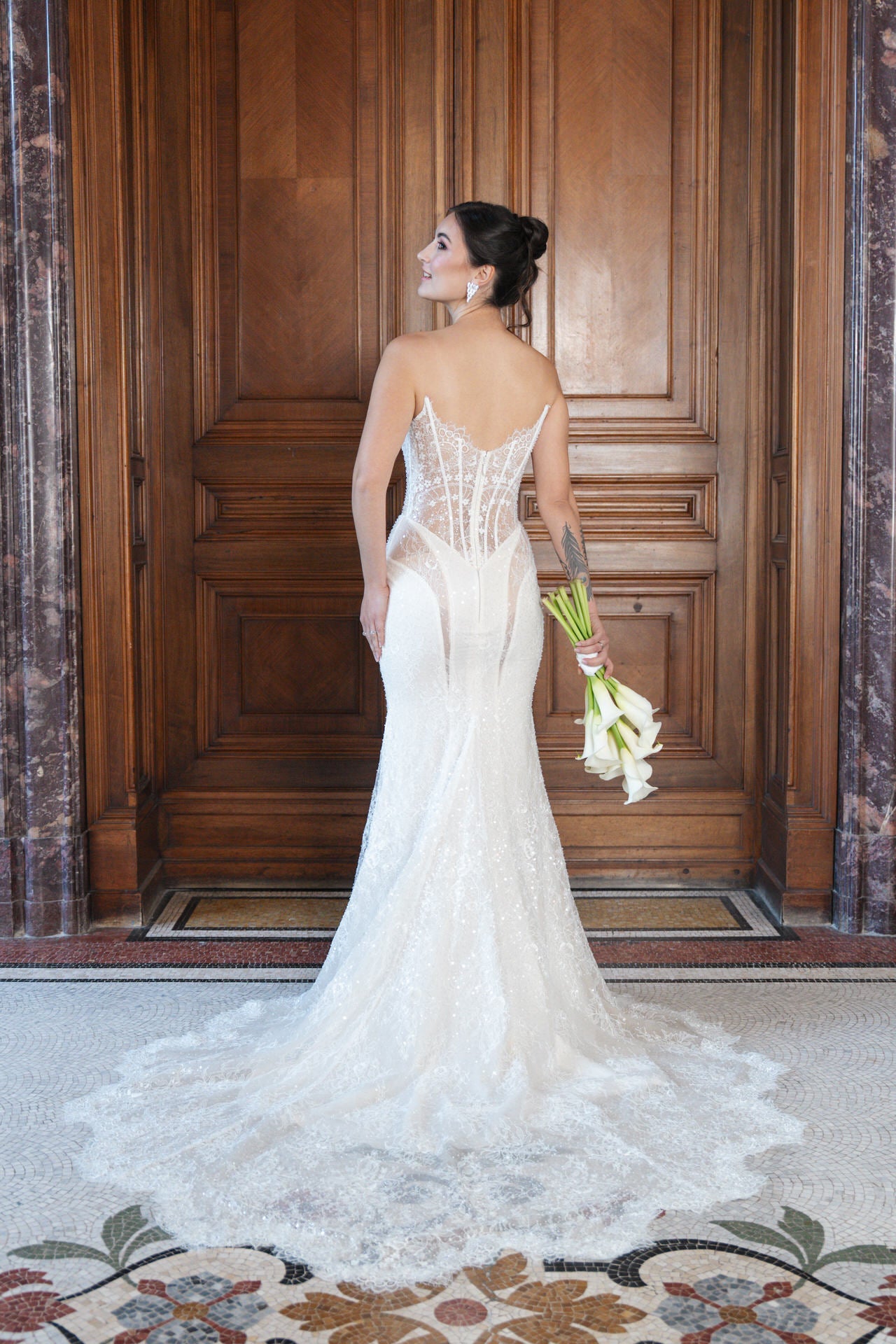 hochzeitsrausch Brautmoden - Elegantes Brautkleid mit Korsett-Ruecken und langer Schleppe in edlem Ambiente