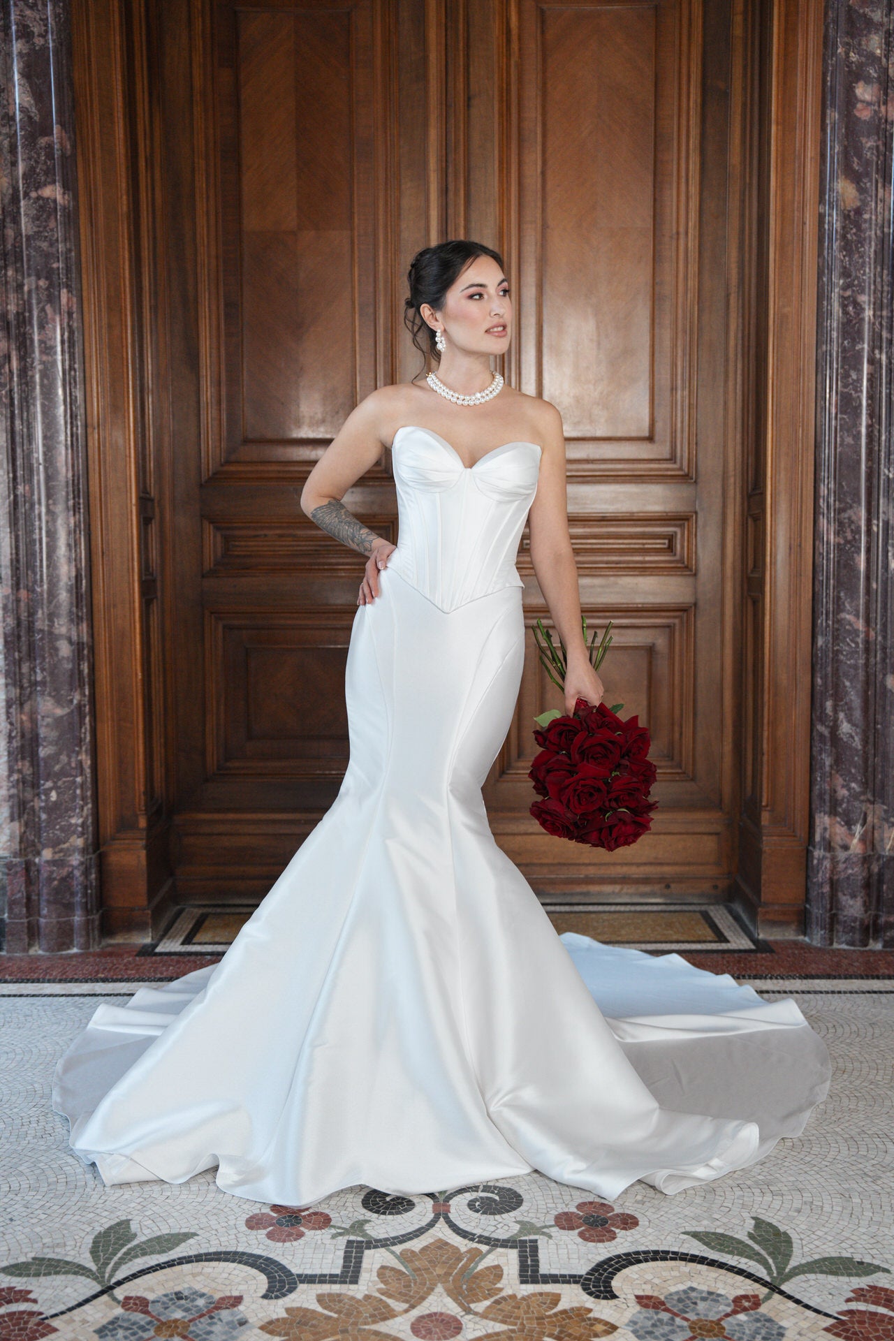 hochzeitsrausch Brautmoden - Elegantes Brautkleid mit Herzausschnitt und langer Schleppe in edlem Ambiente