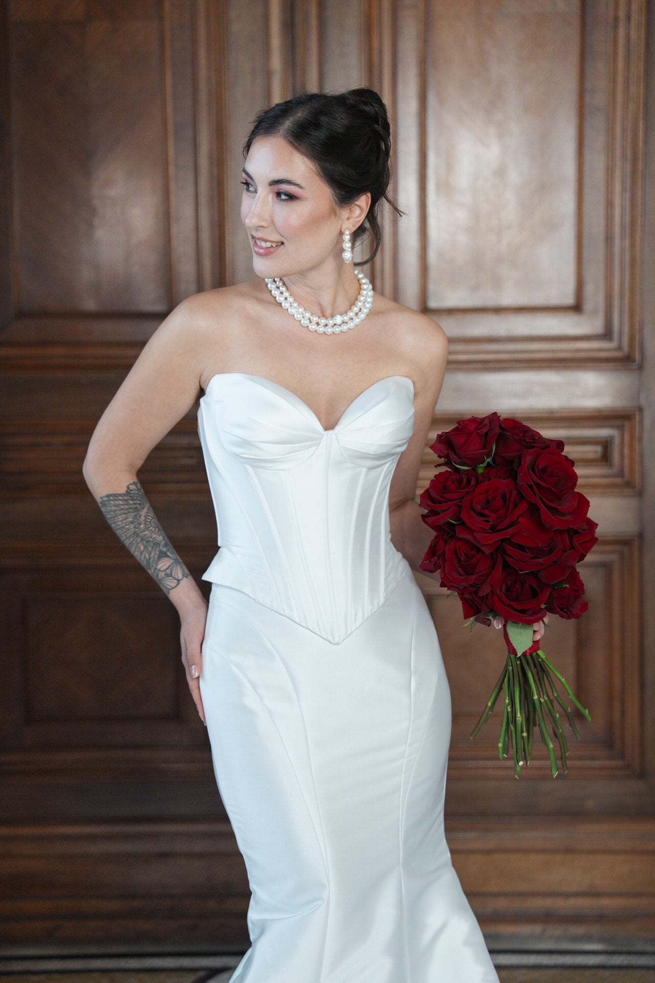 hochzeitsrausch Brautmoden - Elegantes Brautkleid mit herzförmigem Ausschnitt und Rosenstrauß