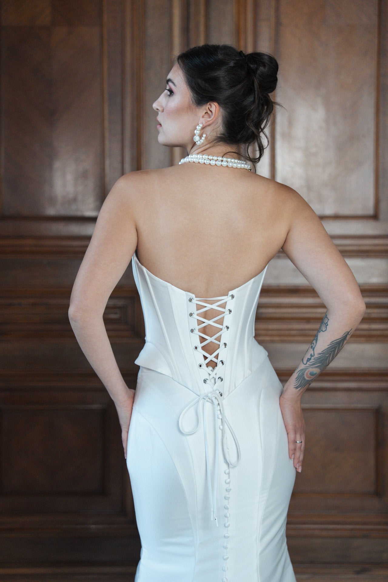 hochzeitsrausch Brautmoden - Elegantes Brautkleid mit Schnürung und schulterfreiem Design, ideal für eine magische Hochzeit