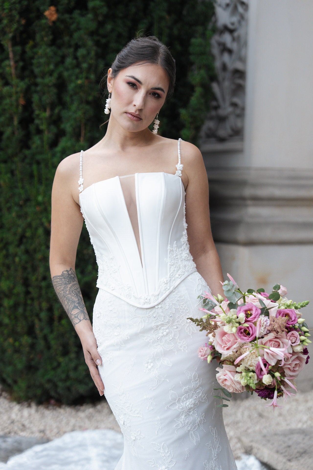 hochzeitsrausch Brautmoden - Elegantes Brautkleid mit transparentem Einsatz und floralen Details, ideal für die Traumhochzeit