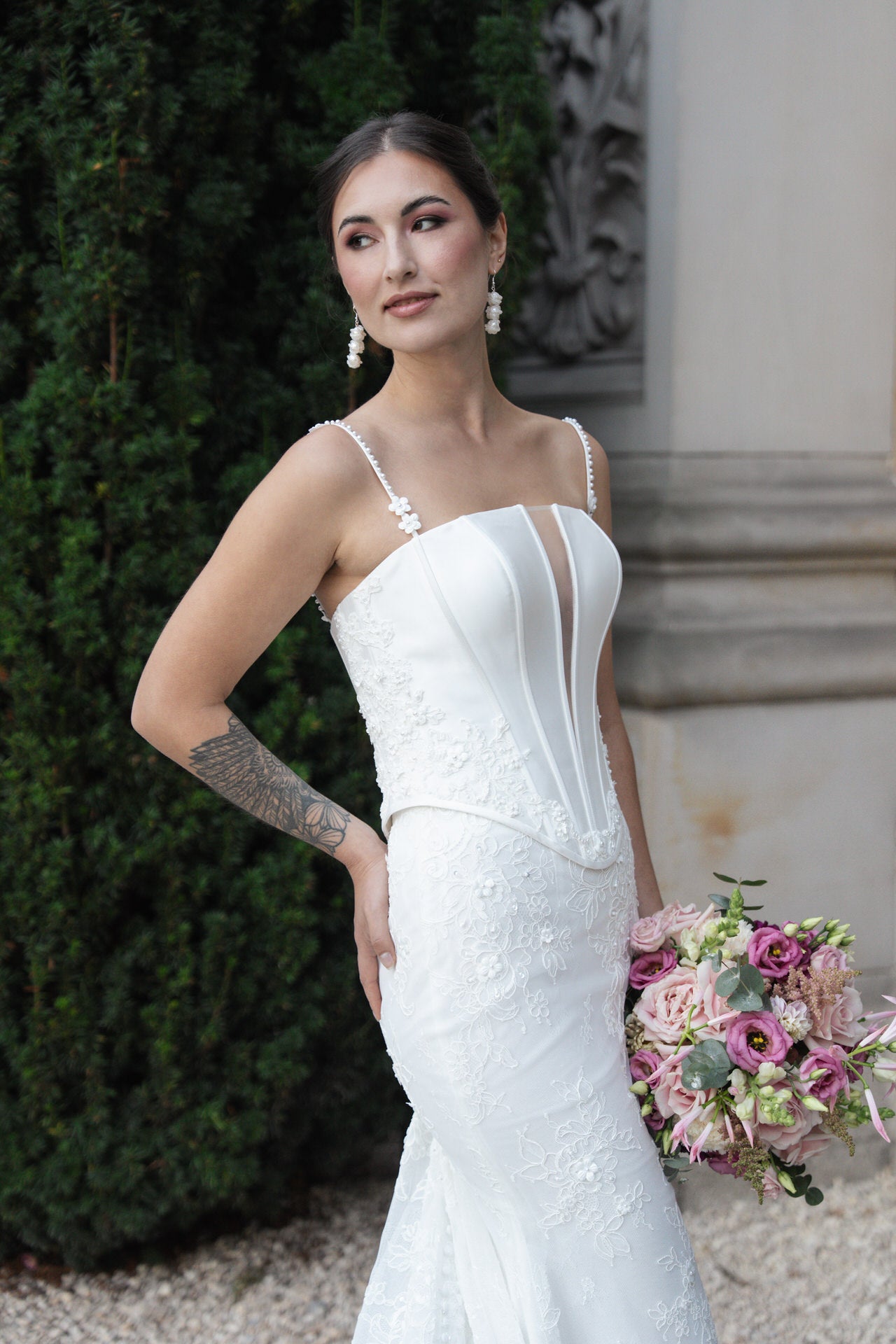 hochzeitsrausch Brautmoden - Elegantes Brautkleid mit Korsett-Oberteil und floralen Details, romantische Hochzeitsstimmung
