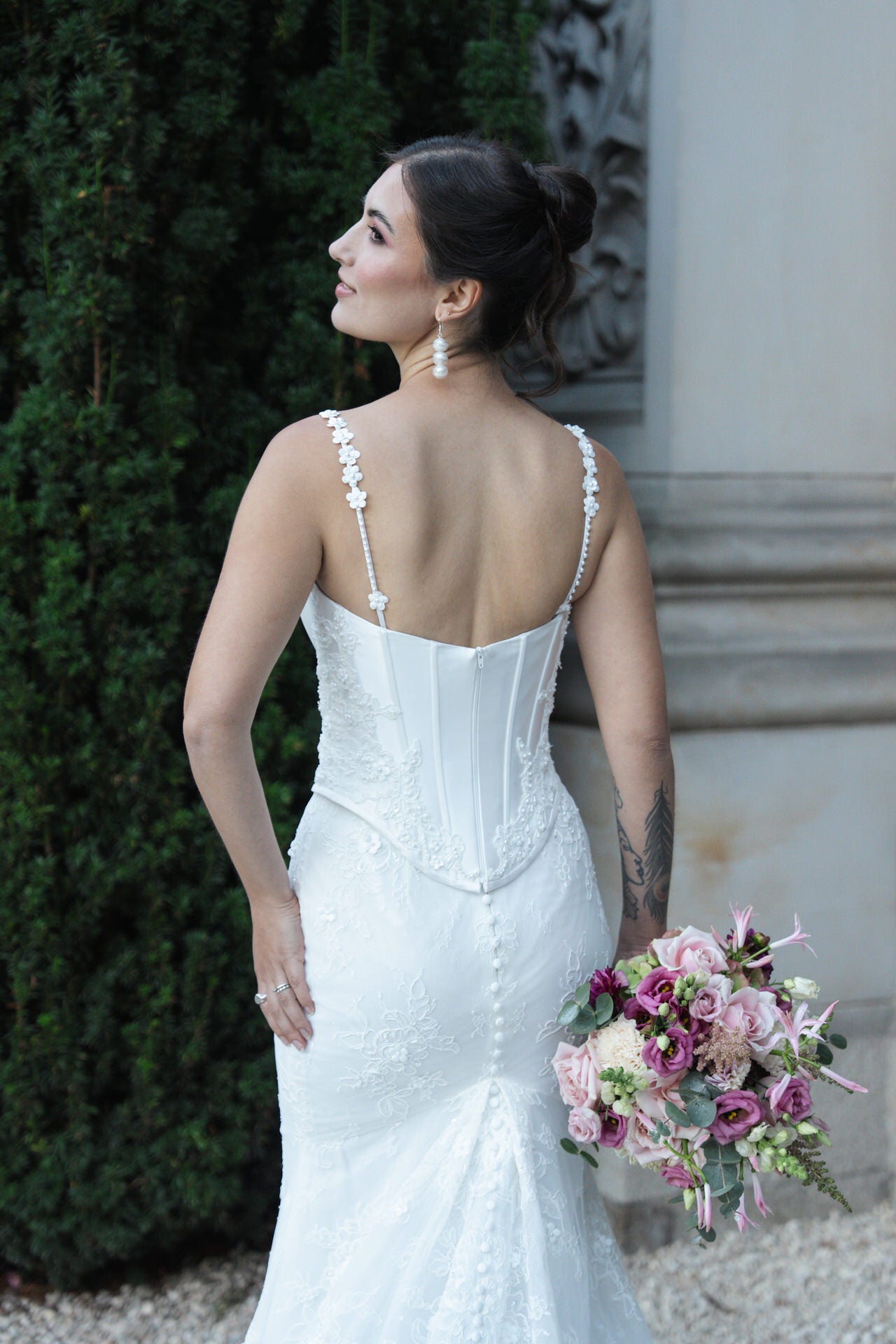 hochzeitsrausch Brautmoden - Elegantes Brautkleid mit Spitzenrücken und Blumenstrauß, romantische Hochzeitsstimmung
