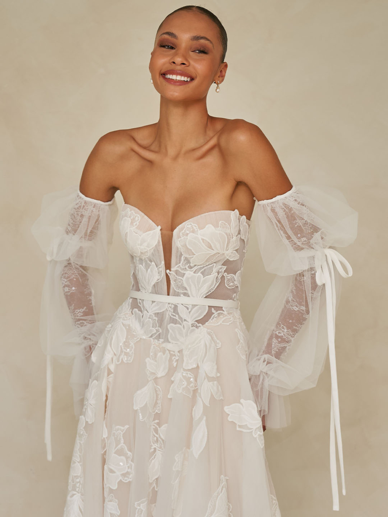hochzeitsrausch Brautmoden - Martina Liana Brautkleid ML25500 mit floraler Spitze und abnehmbaren Tüllärmeln