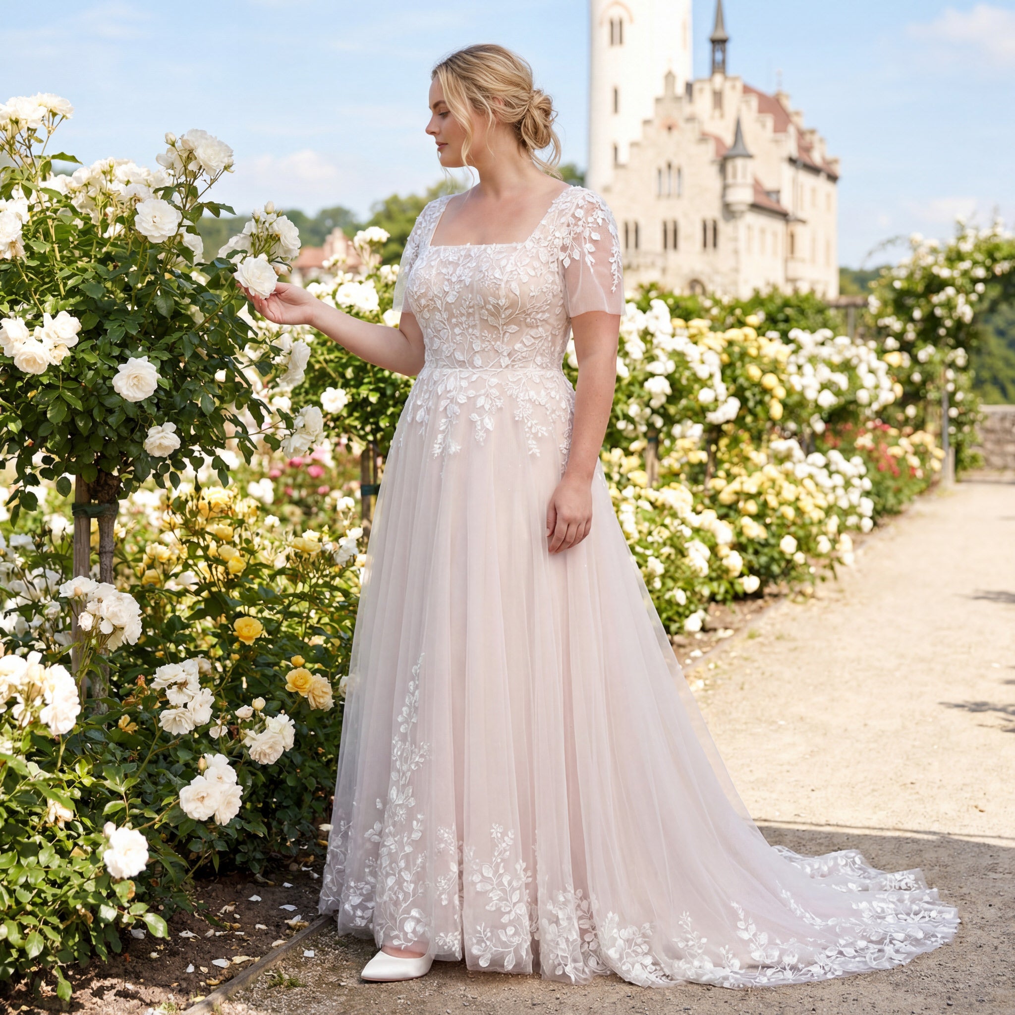 hochzeitsrausch Brautmoden - Elegantes Brautkleid mit Spitzenapplikationen in romantischem Rosengarten-Setting