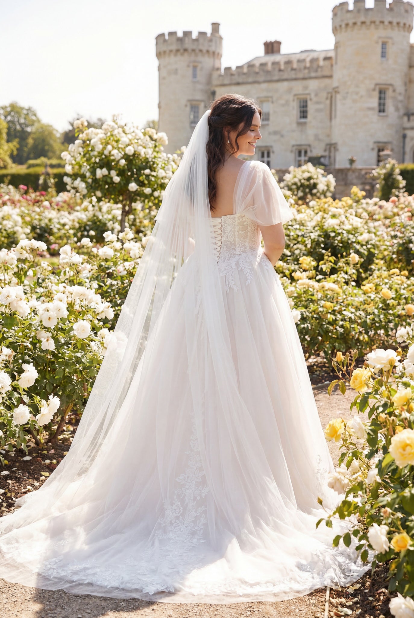 hochzeitsrausch Brautmoden - Brautkleid mit Tüllschleppe und Spitzenapplikationen in romantischem Schlossgarten
