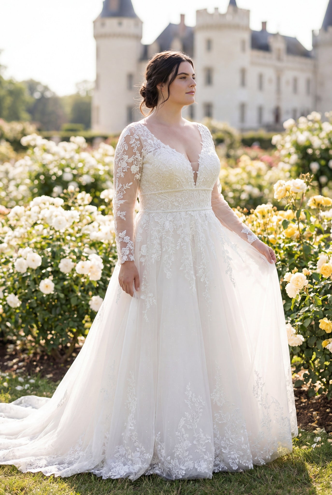 hochzeitsrausch Brautmoden - Brautkleid mit langen Spitzenärmeln und V-Ausschnitt in romantischem Schlossgarten