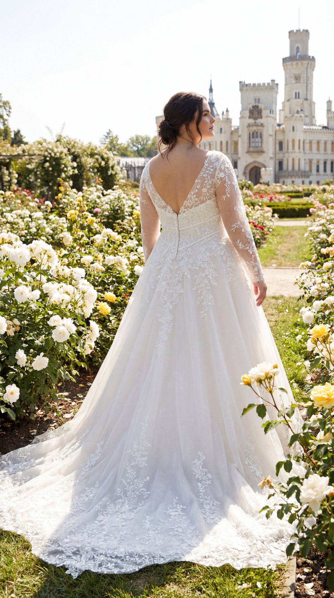 hochzeitsrausch Brautmoden - Brautkleid mit Spitzenärmeln und V-Rücken in romantischem Rosengarten-Setting