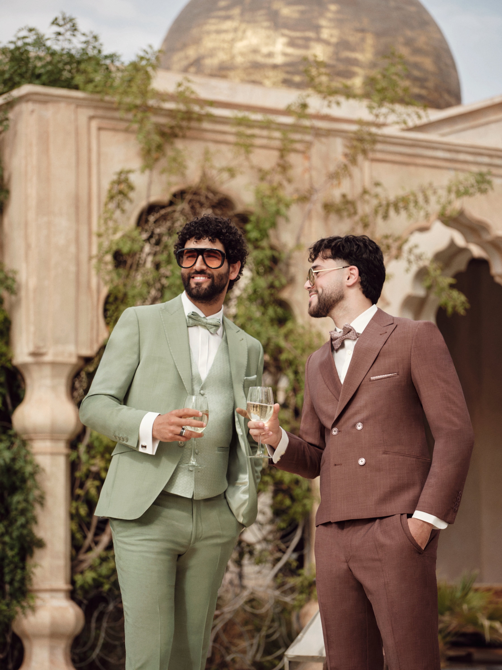 hochzeitsrausch Brautmoden - Elegante Bräutigam-Anzüge in Grün und Braun, stilvoll für die Hochzeit im Freien