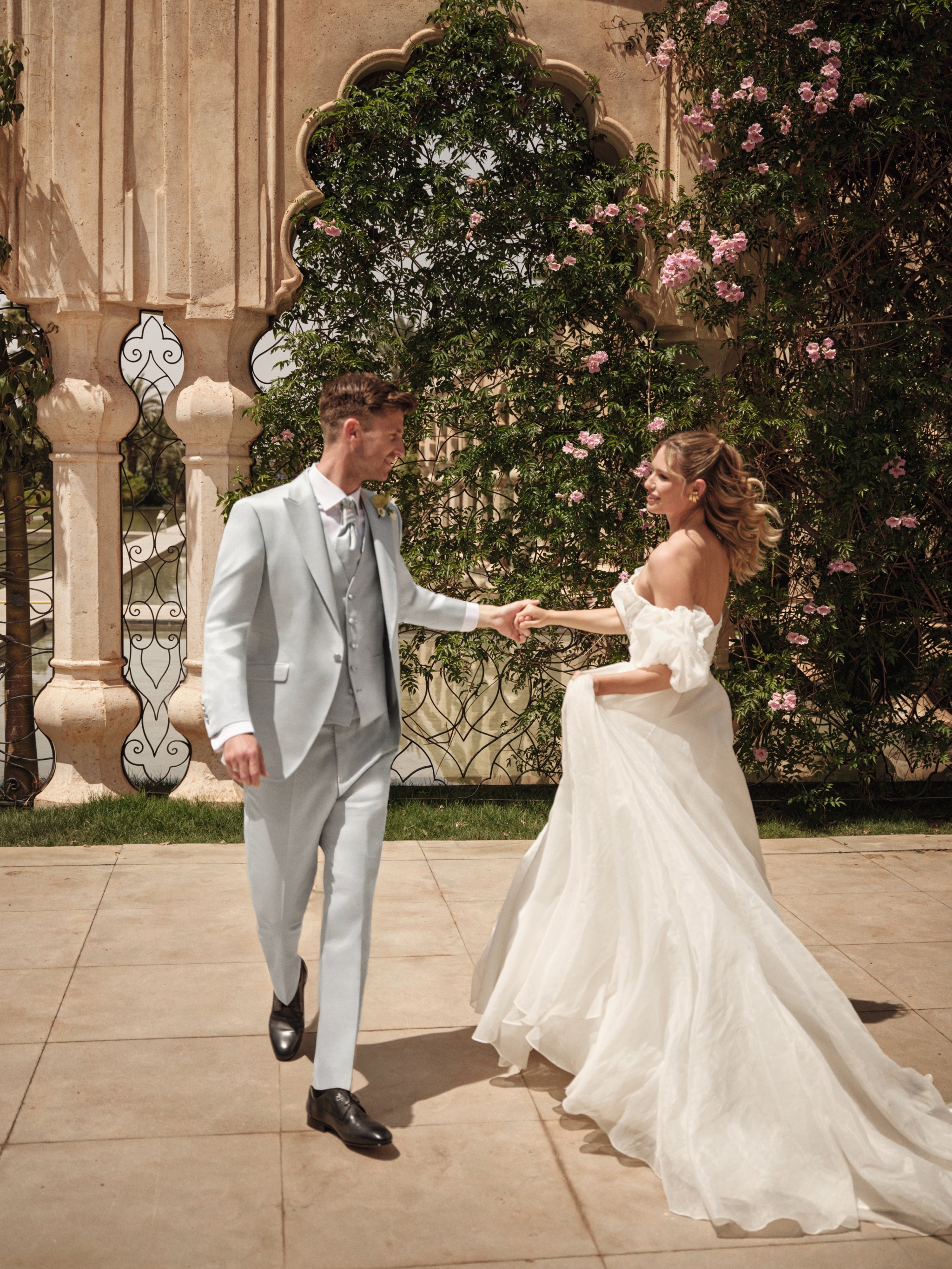 hochzeitsrausch Brautmoden - Elegantes Brautkleid mit voluminösem Rock und schulterfreiem Oberteil, romantische Gartenkulisse