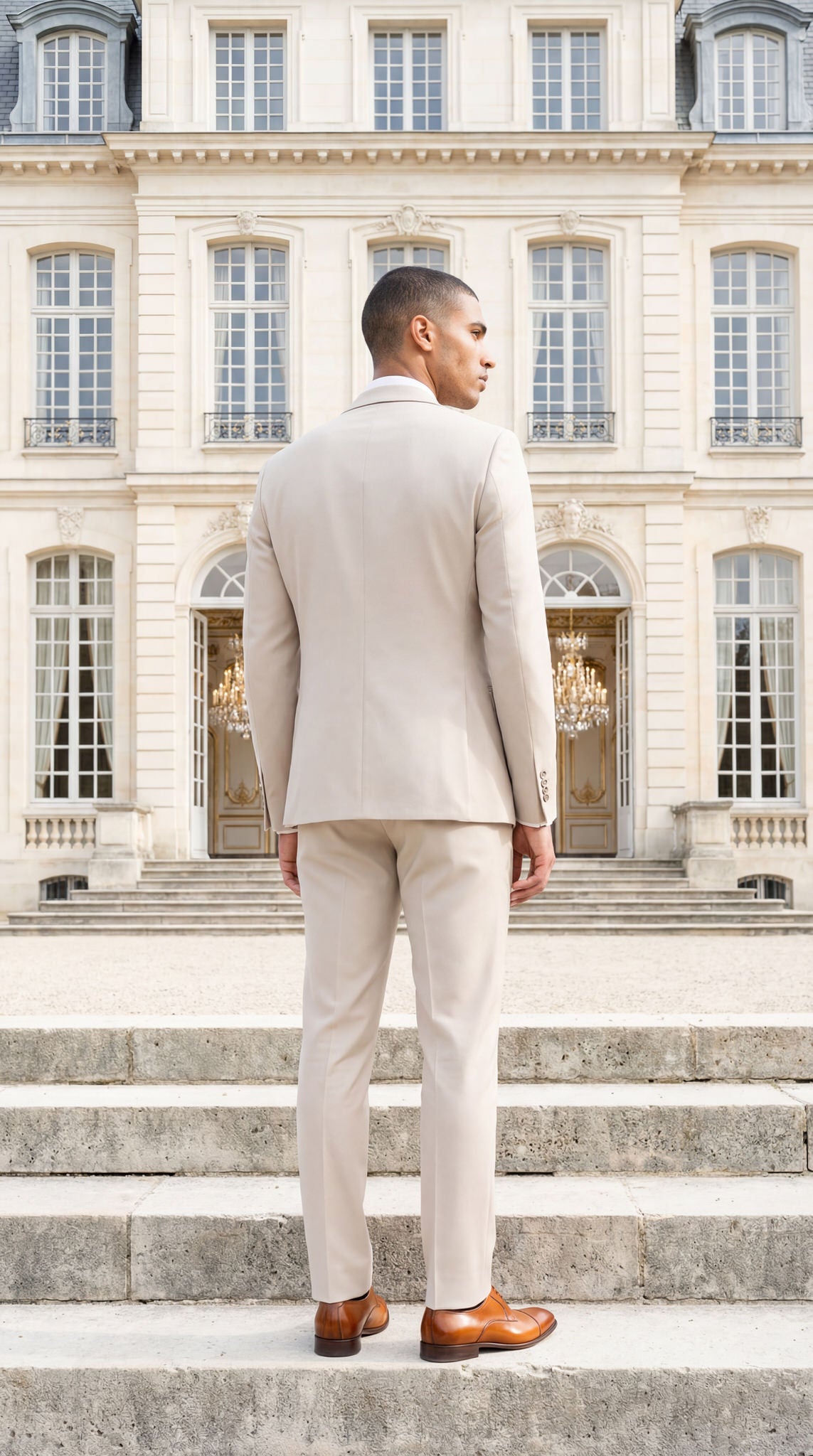 hochzeitsrausch Brautmoden - Eleganter Bräutigam-Anzug in Beige vor klassischem Gebäude, stilvoll und zeitlos