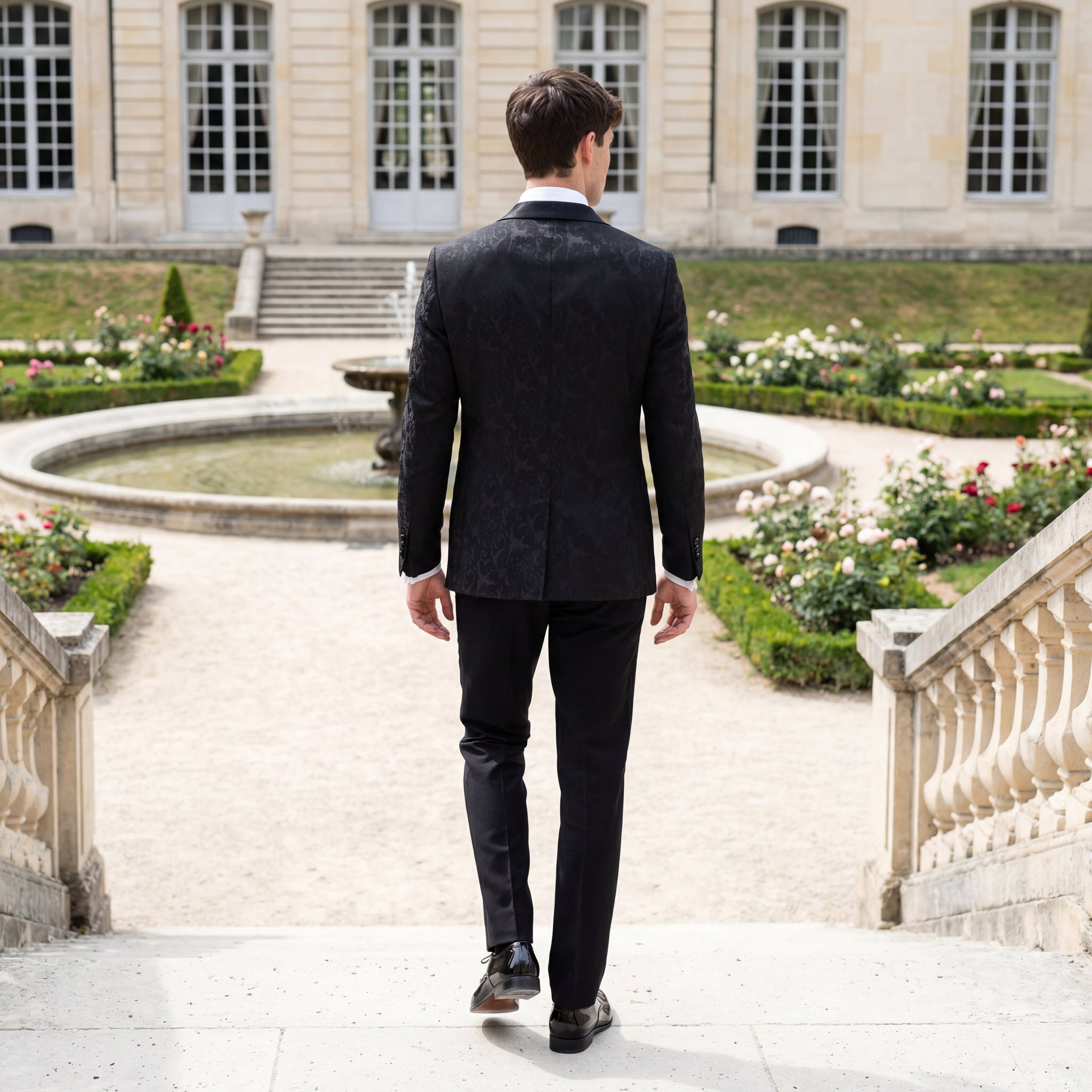 hochzeitsrausch Brautmoden - Eleganter Bräutigam-Anzug im Garten eines Schlosses, stilvoll und zeitlos für die Hochzeit